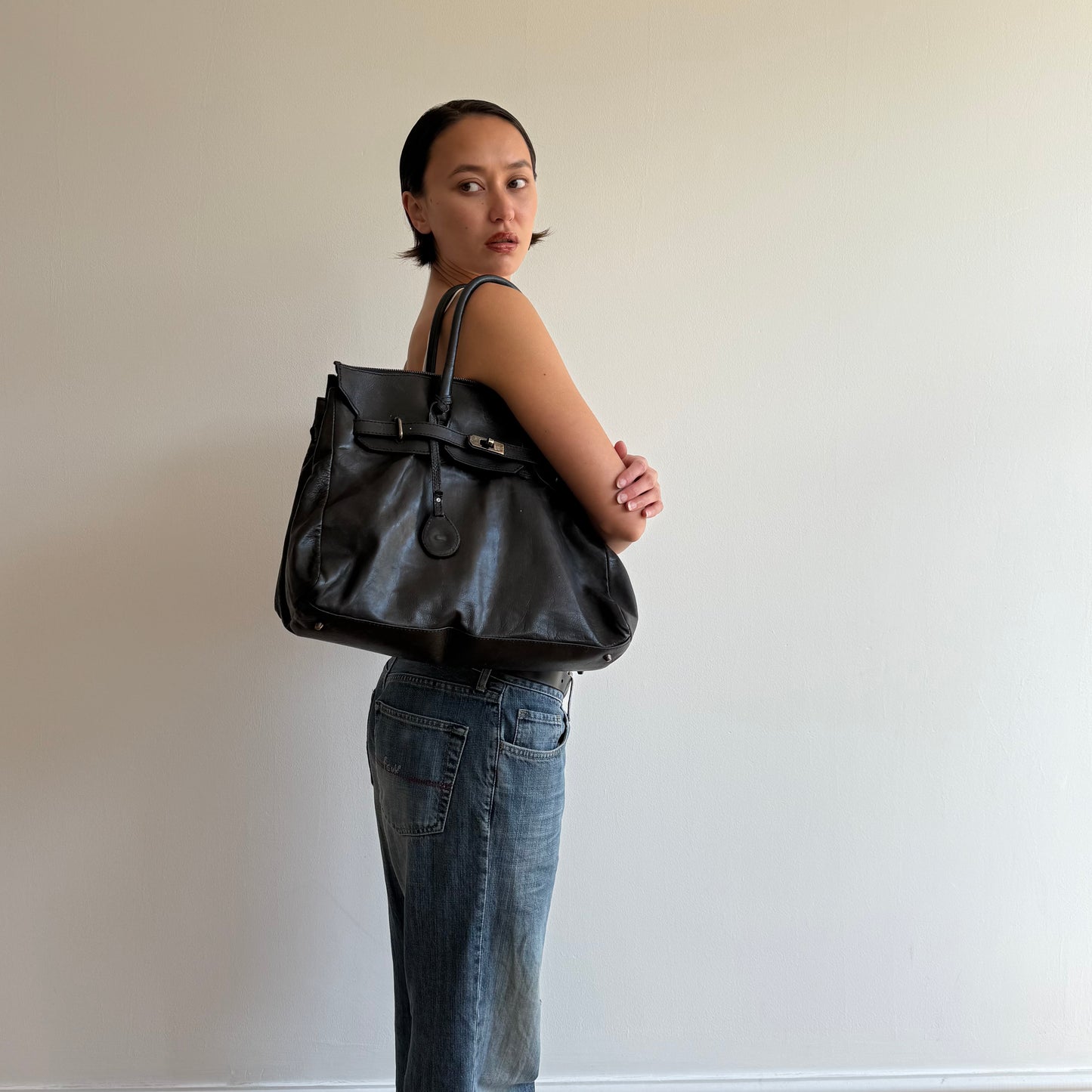Black leather ‘firkin’ bag - One Size