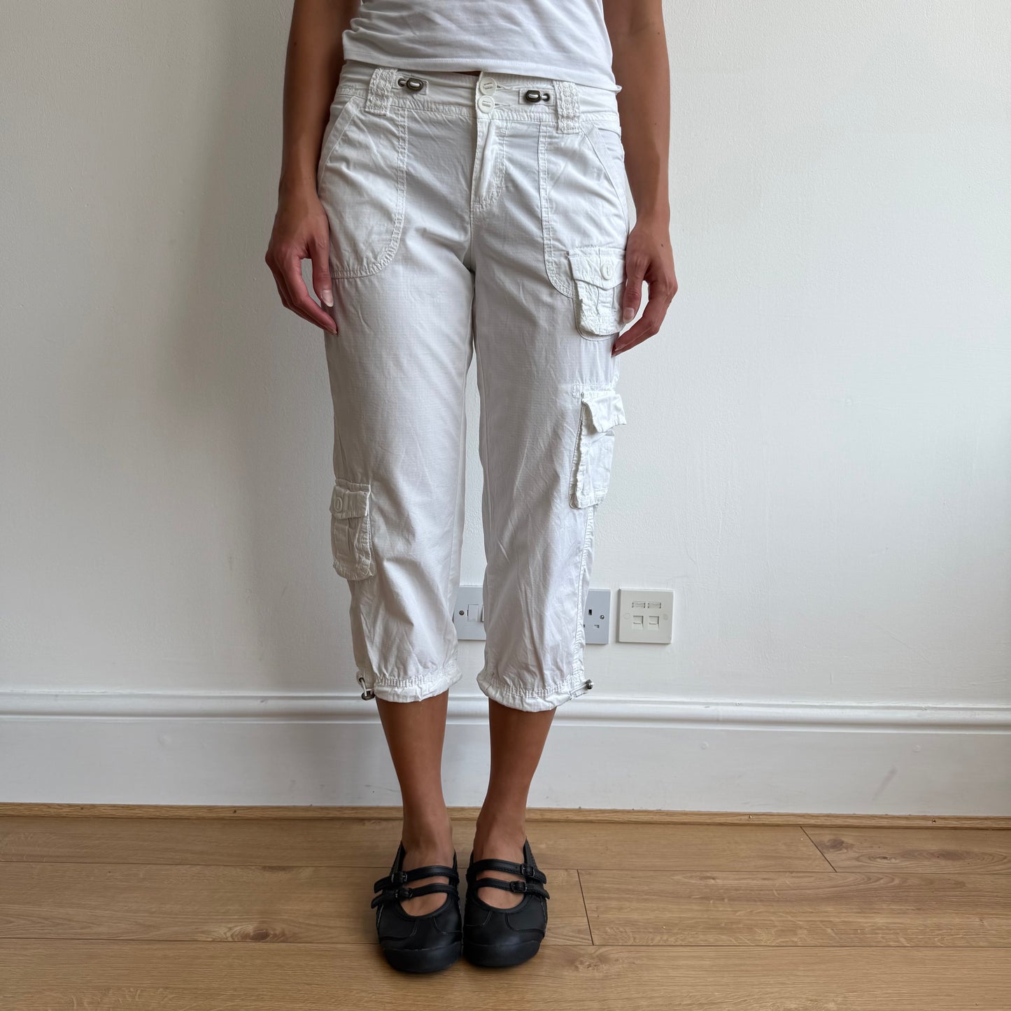White toggle cargo pocket capris - Size XS