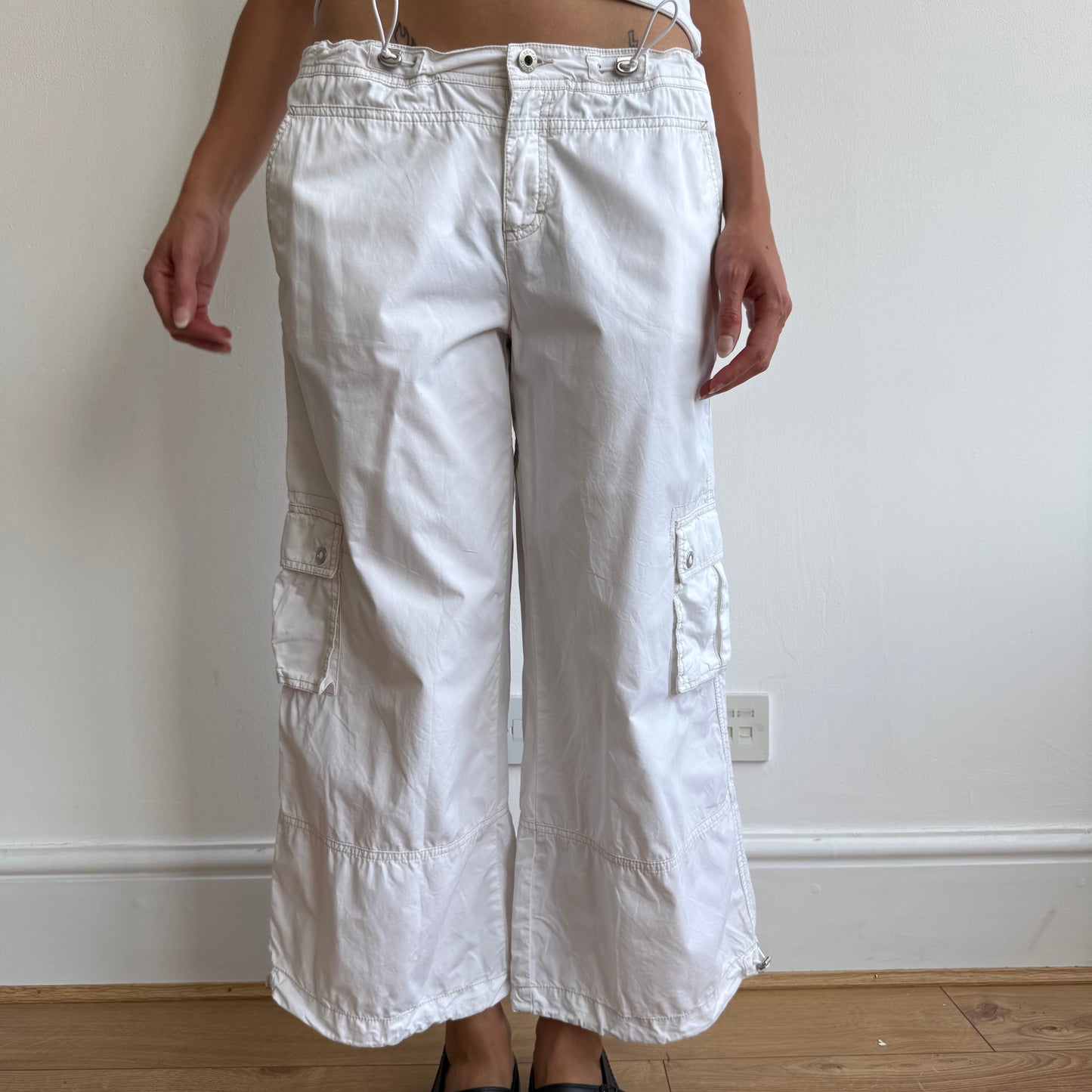 White toggle cargo pocket capris - Size S
