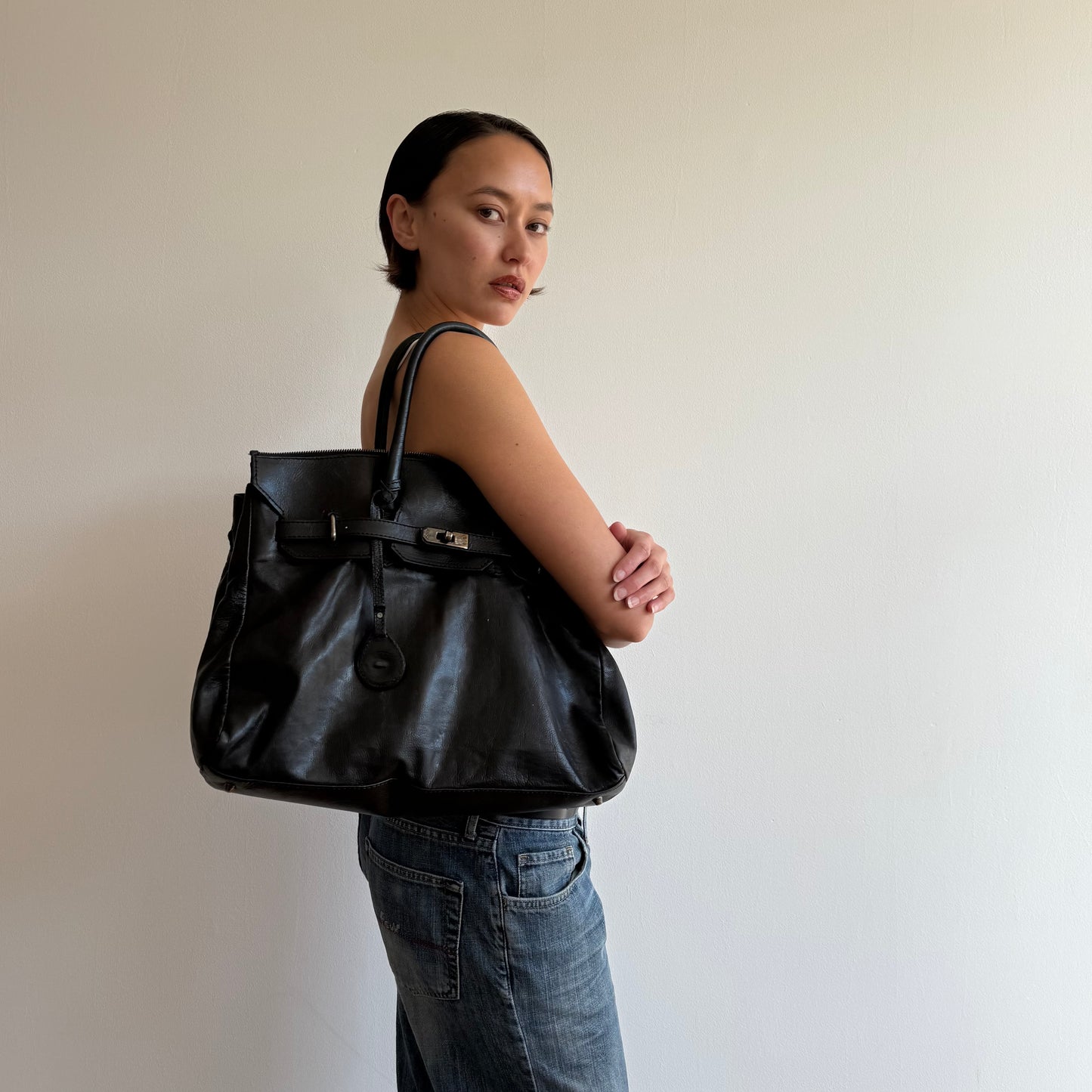 Black leather ‘firkin’ bag - One Size