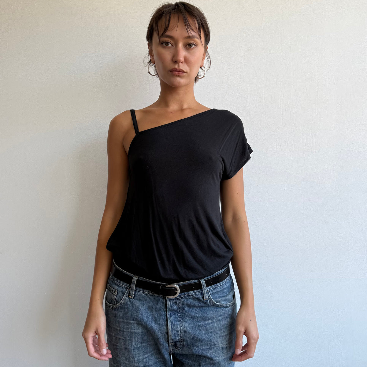 Black asymmetric shoulder top - Size M