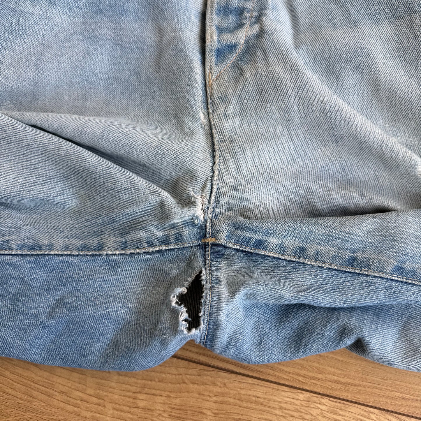 Levi’s engineered light wash distressed jeans - Size 33x34