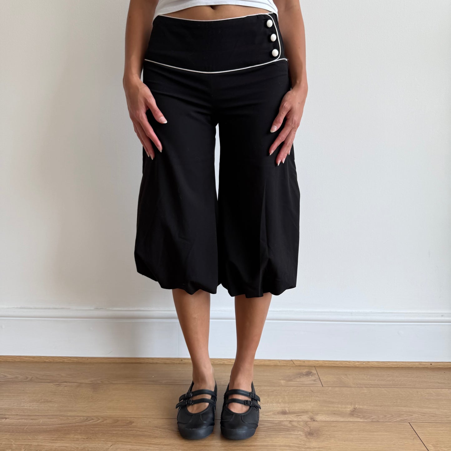 Black + white bubble button capris - Size S