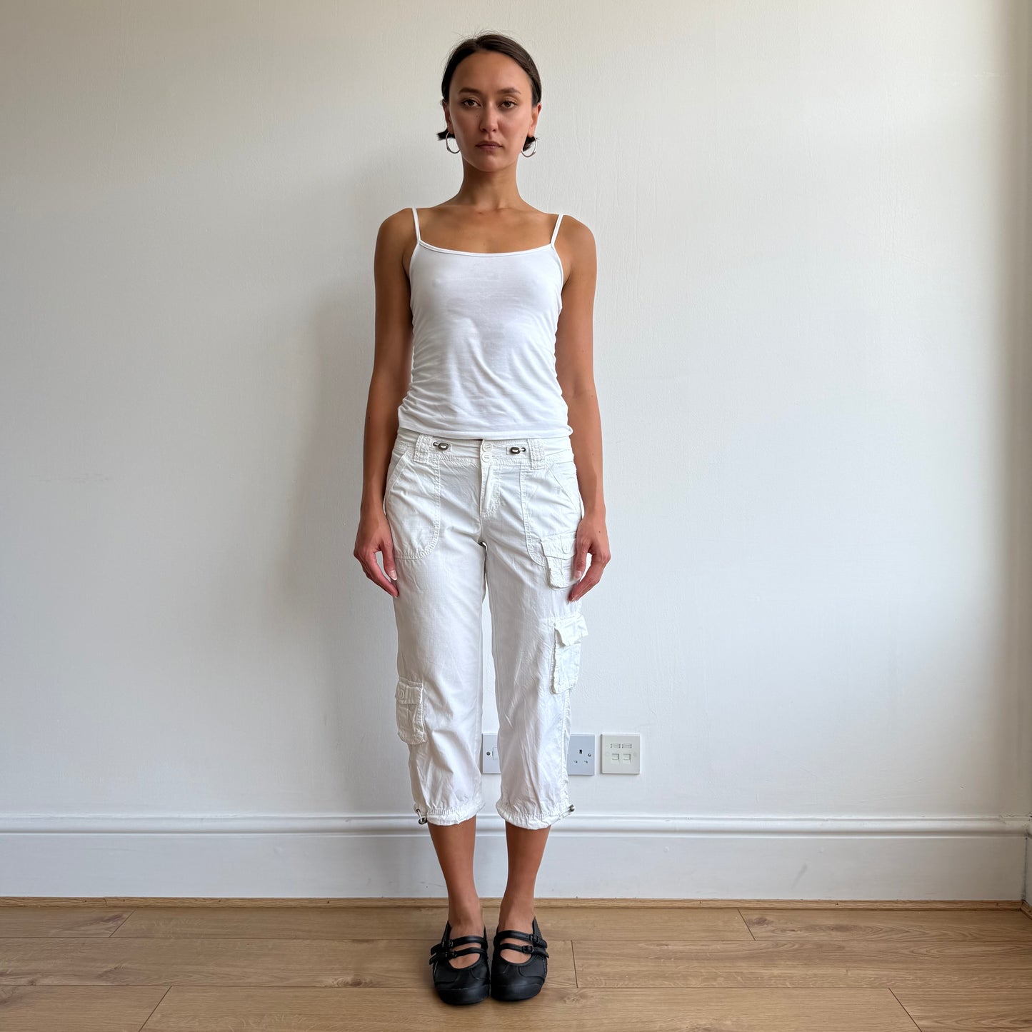 White toggle cargo pocket capris - Size XS