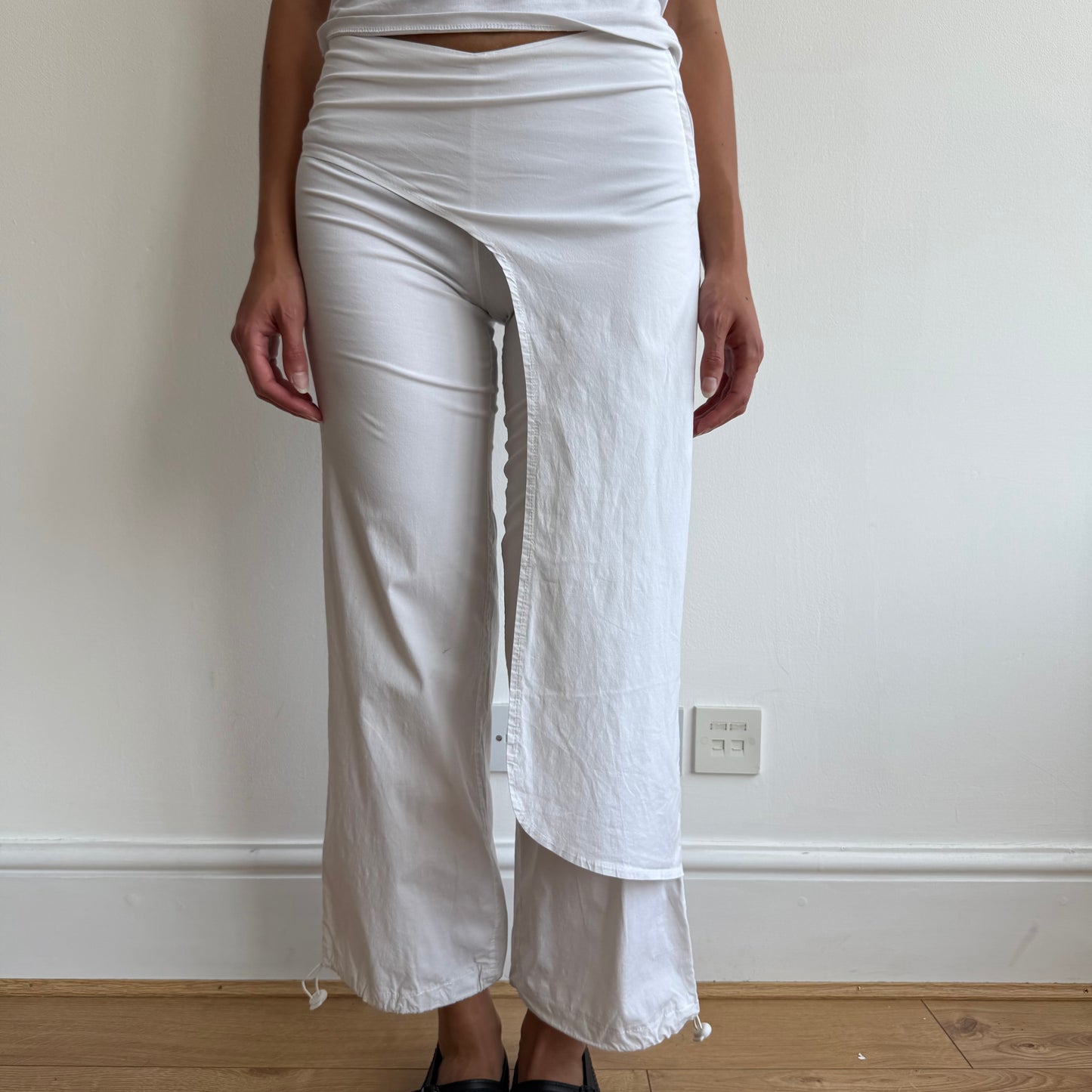 White wrap front toggle capris - Size XS
