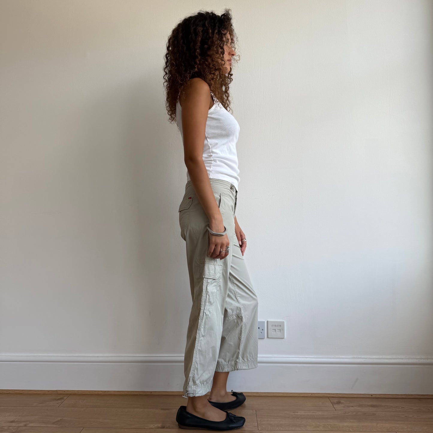 Beige toggle cargo capris - Size M