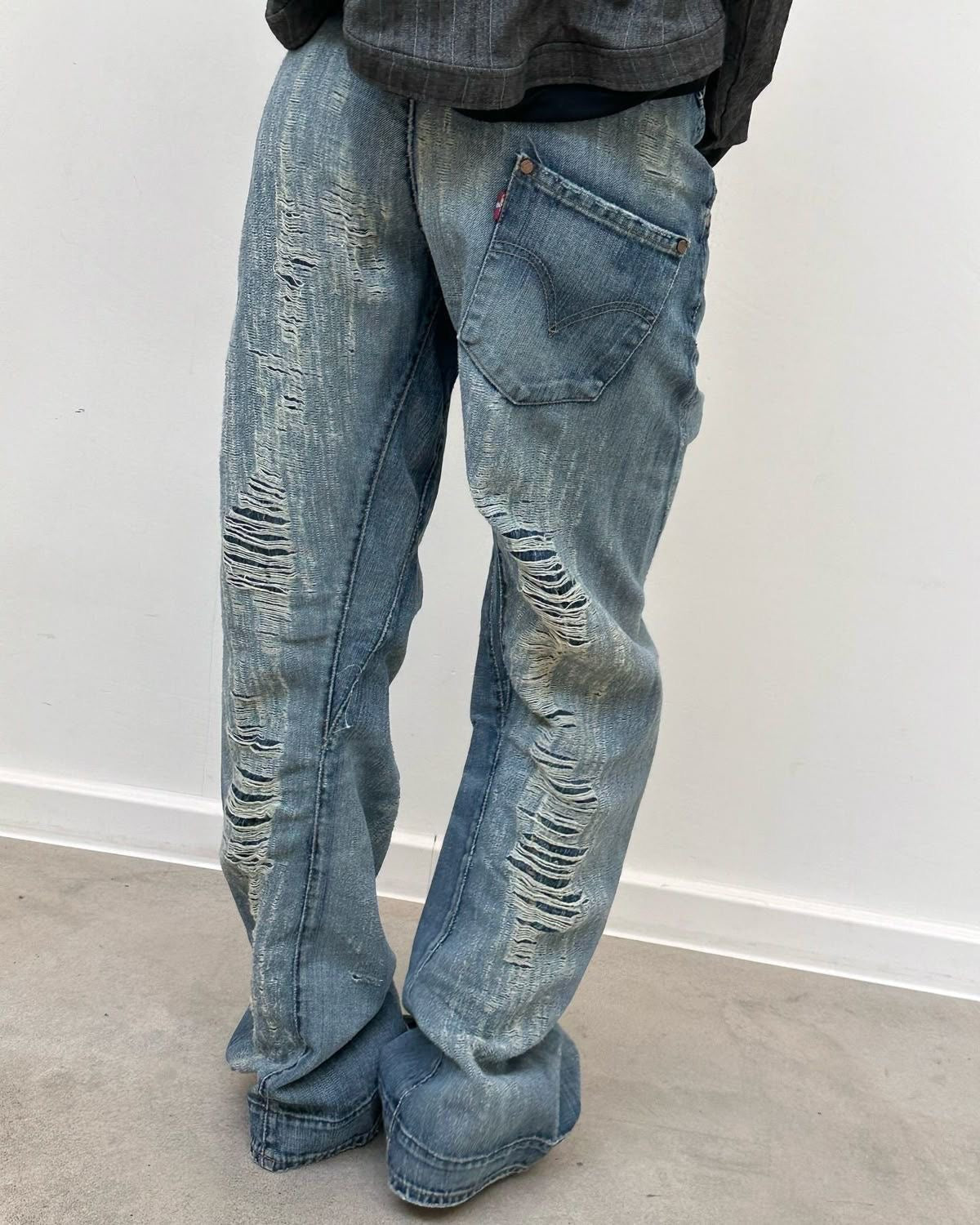 BNWT Levi’s Engineered button back distressed jeans - Size 34x32