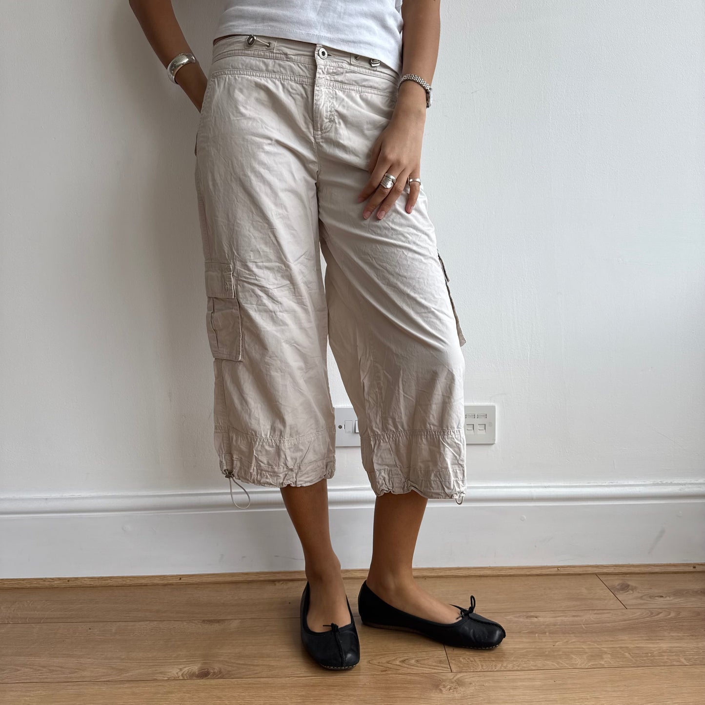Beige toggle cargo capris - Size M