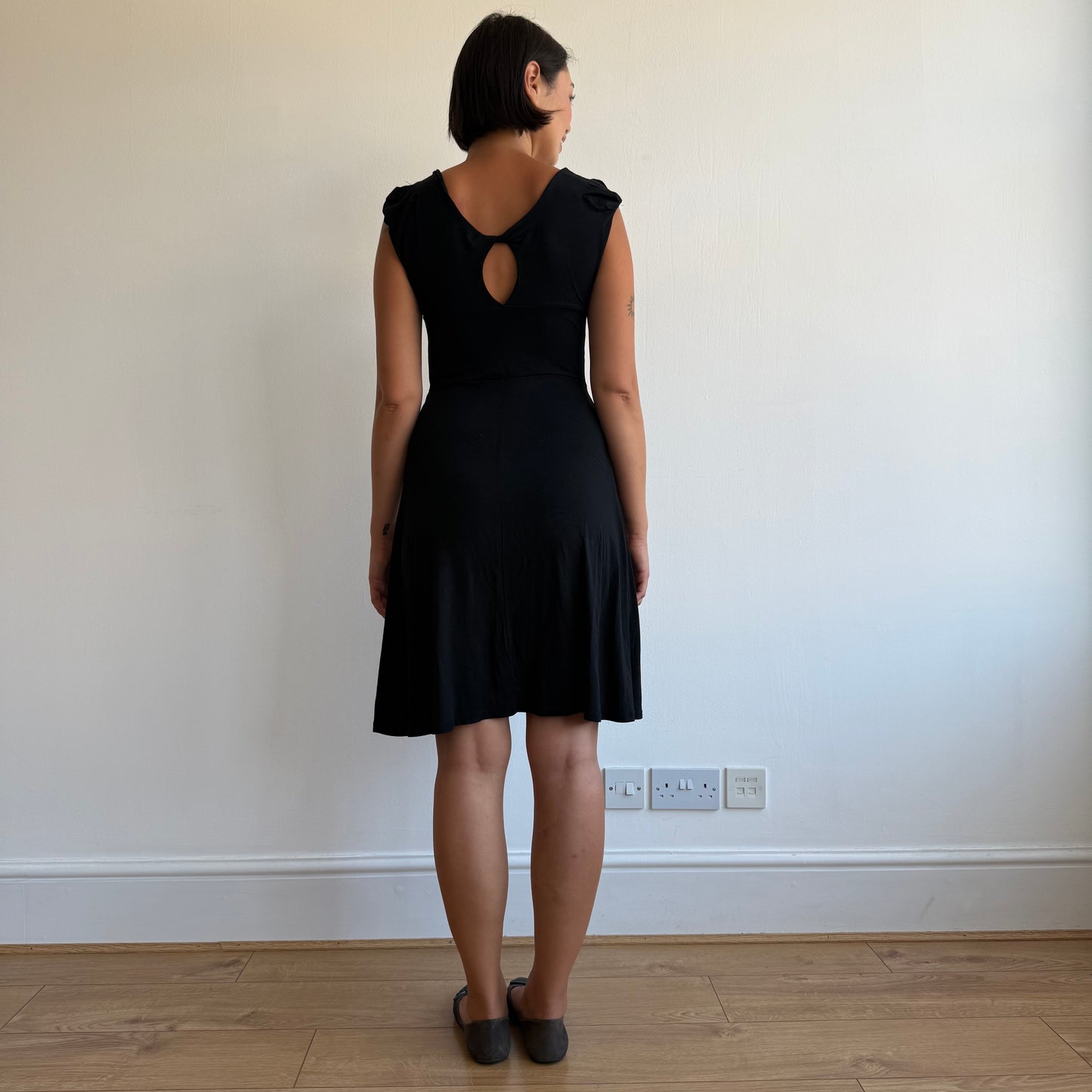 Black twist keyhole midi dress - Size M