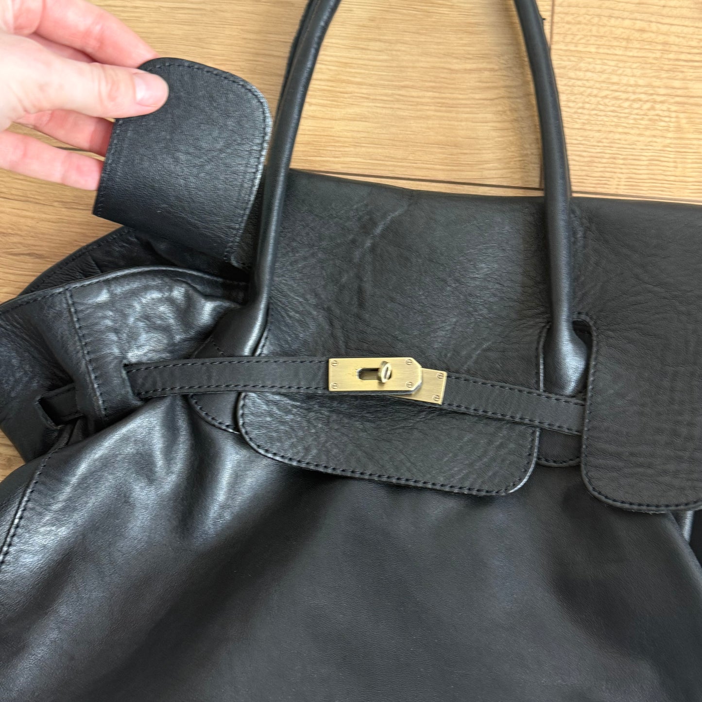 Black leather ‘firkin’ bag - One Size
