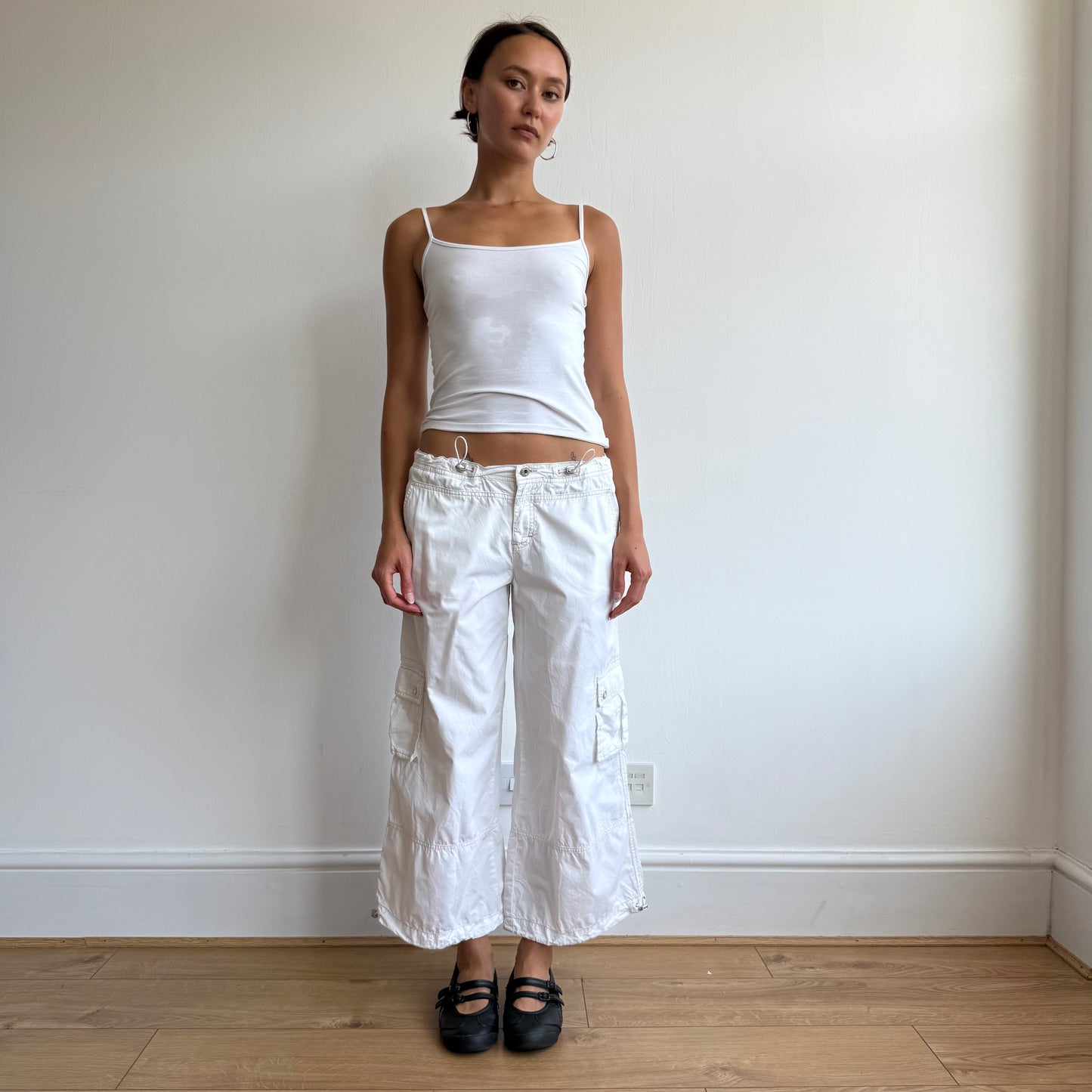 White toggle cargo pocket capris - Size S