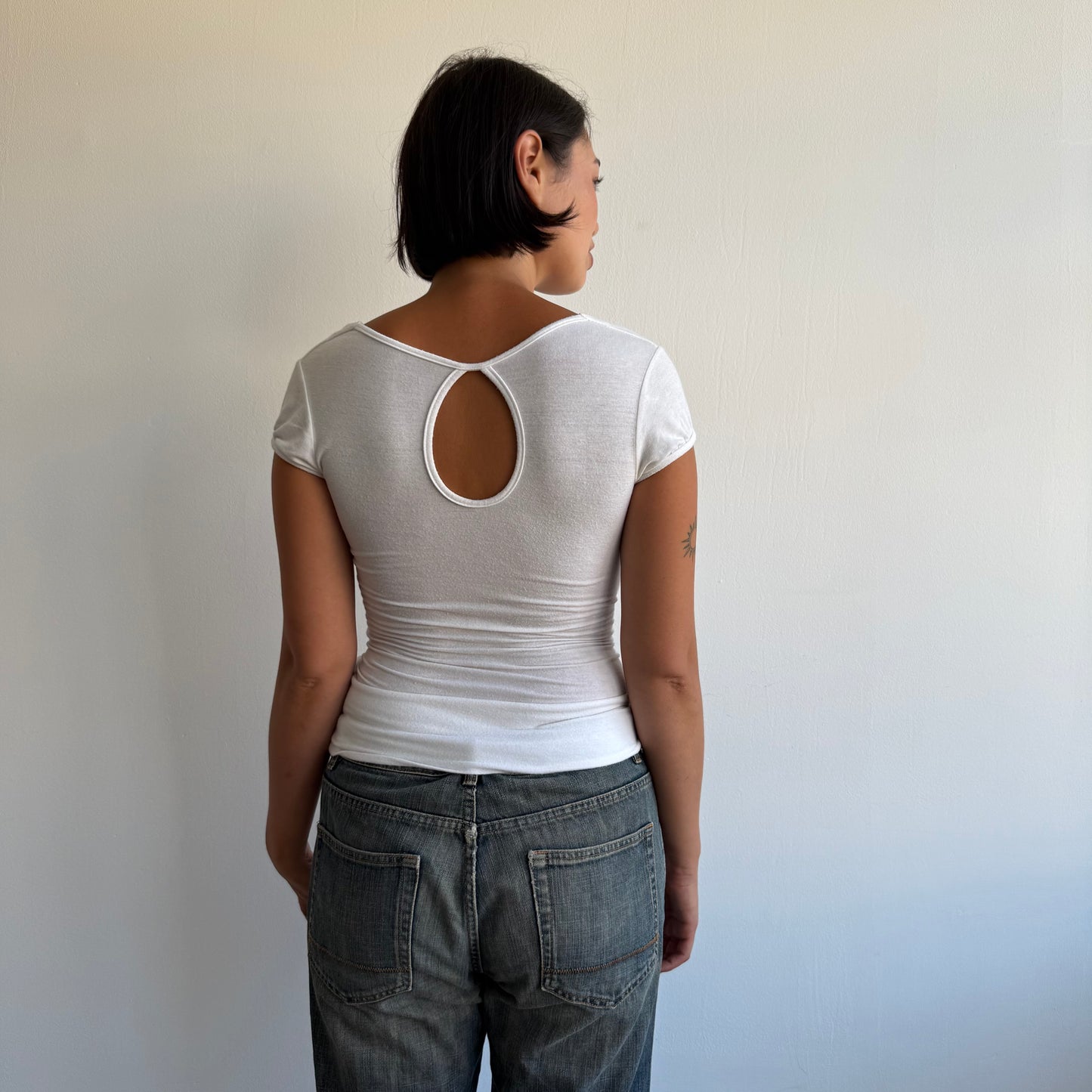 White short sleeve keyhole top - Size S