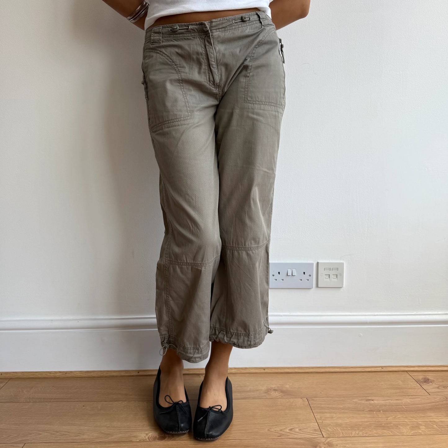 Khaki cargo toggle capris - Size S/M