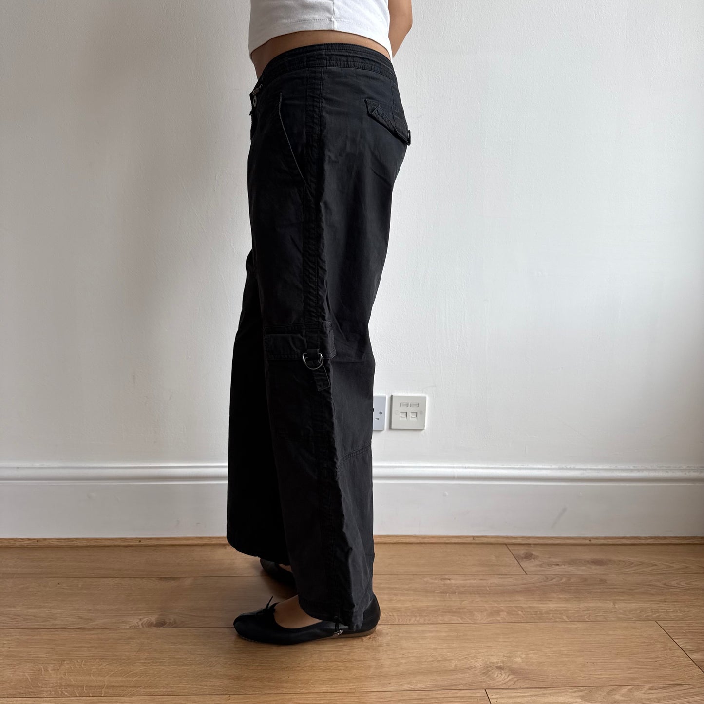 Black toggle cargo capris - Size M