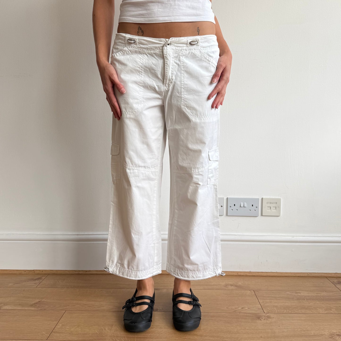 White toggle cargo capris - Size S-M