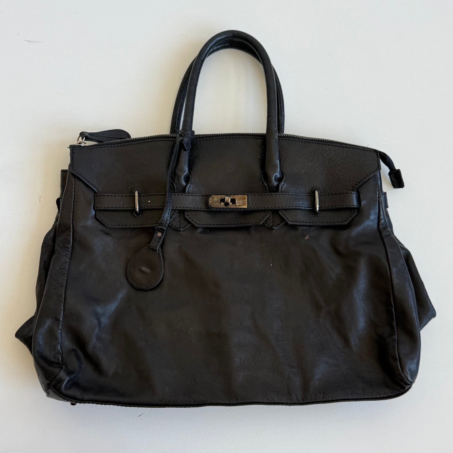 Black leather ‘firkin’ bag - One Size