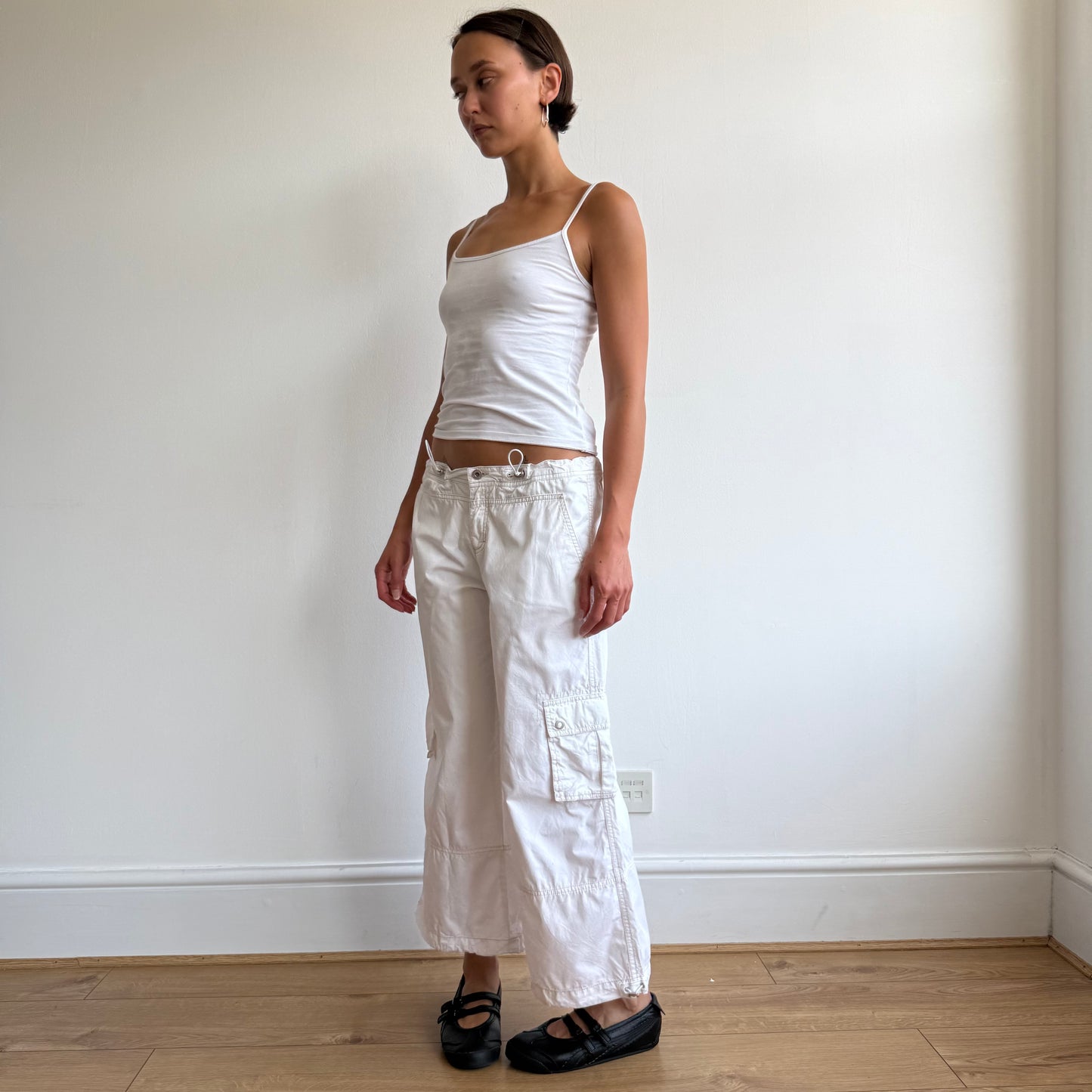 White toggle cargo pocket capris - Size S