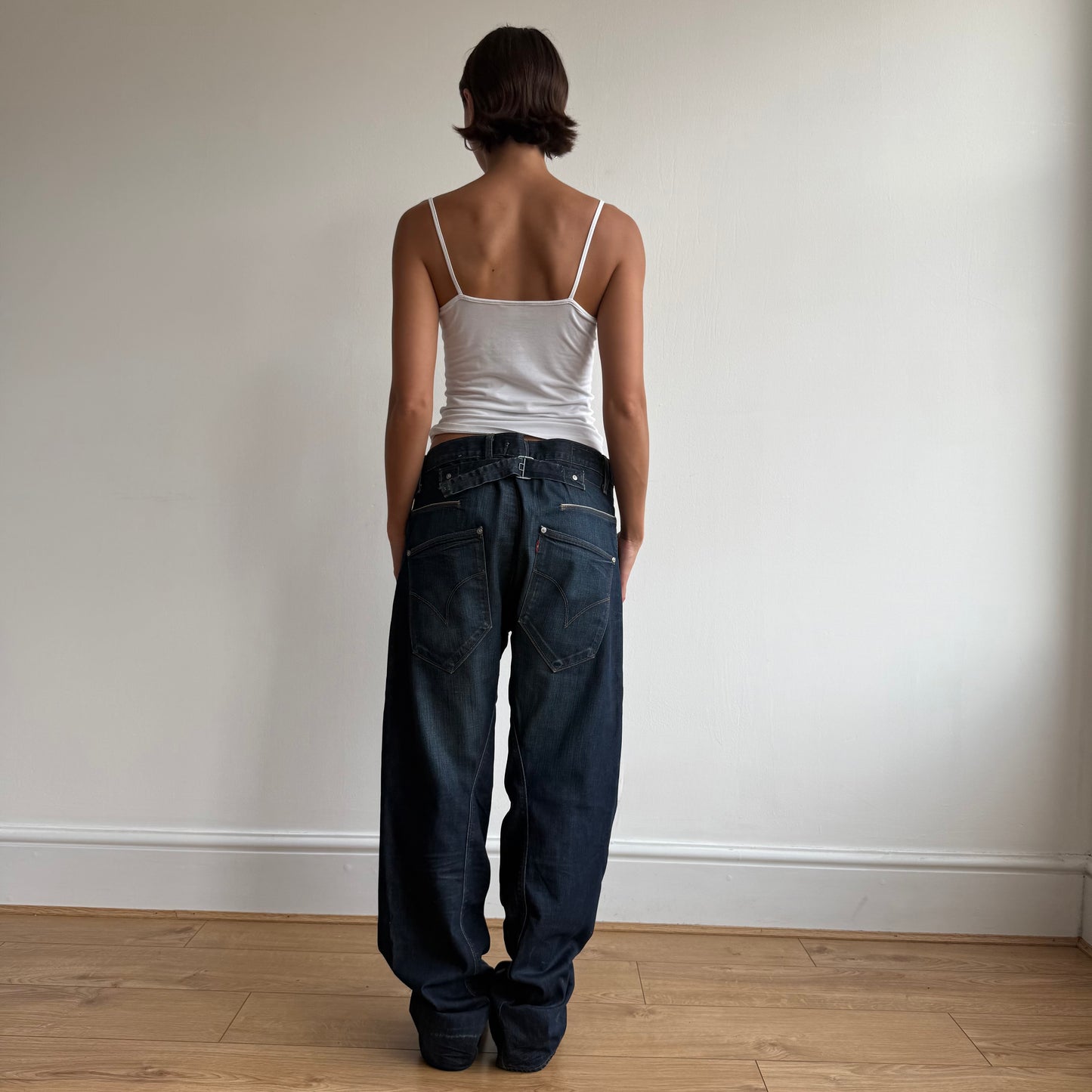 Levi’s dark wash buckle back jeans - Size 33x32