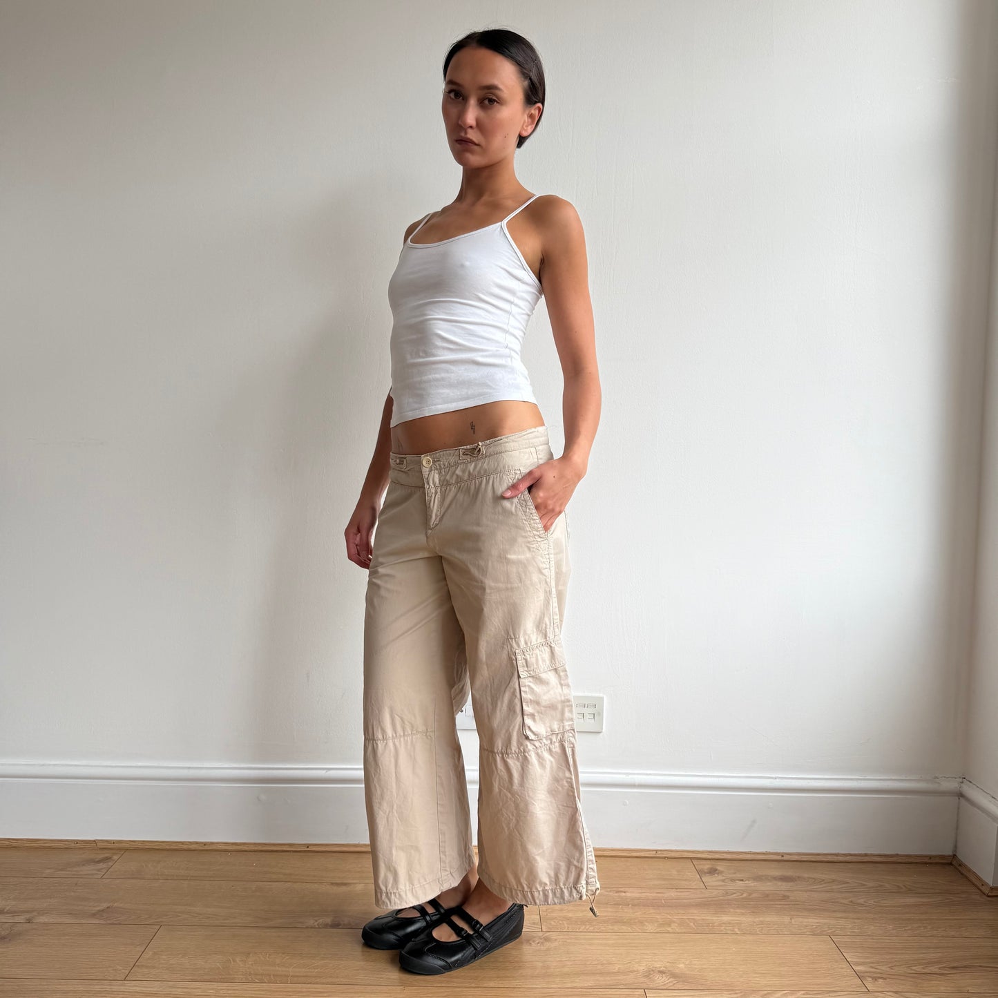 Beige toggle cargo capris - Size M