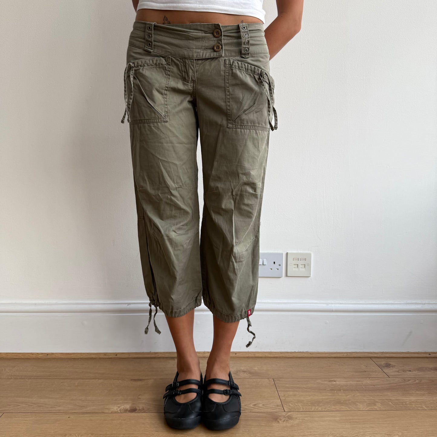 Khaki cargo grommet capris - Size S