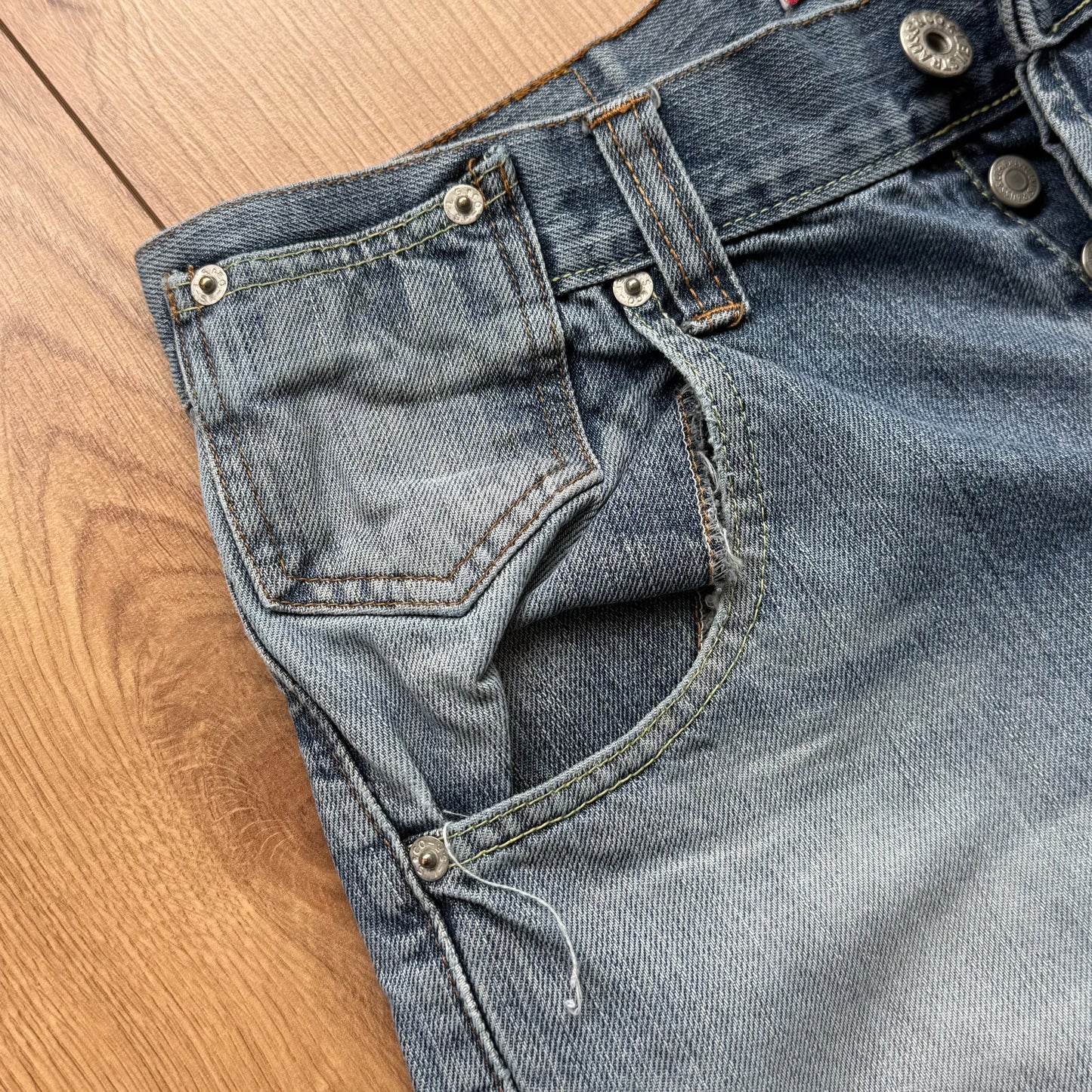 Levi’s cinch back jeans - Size 33x34