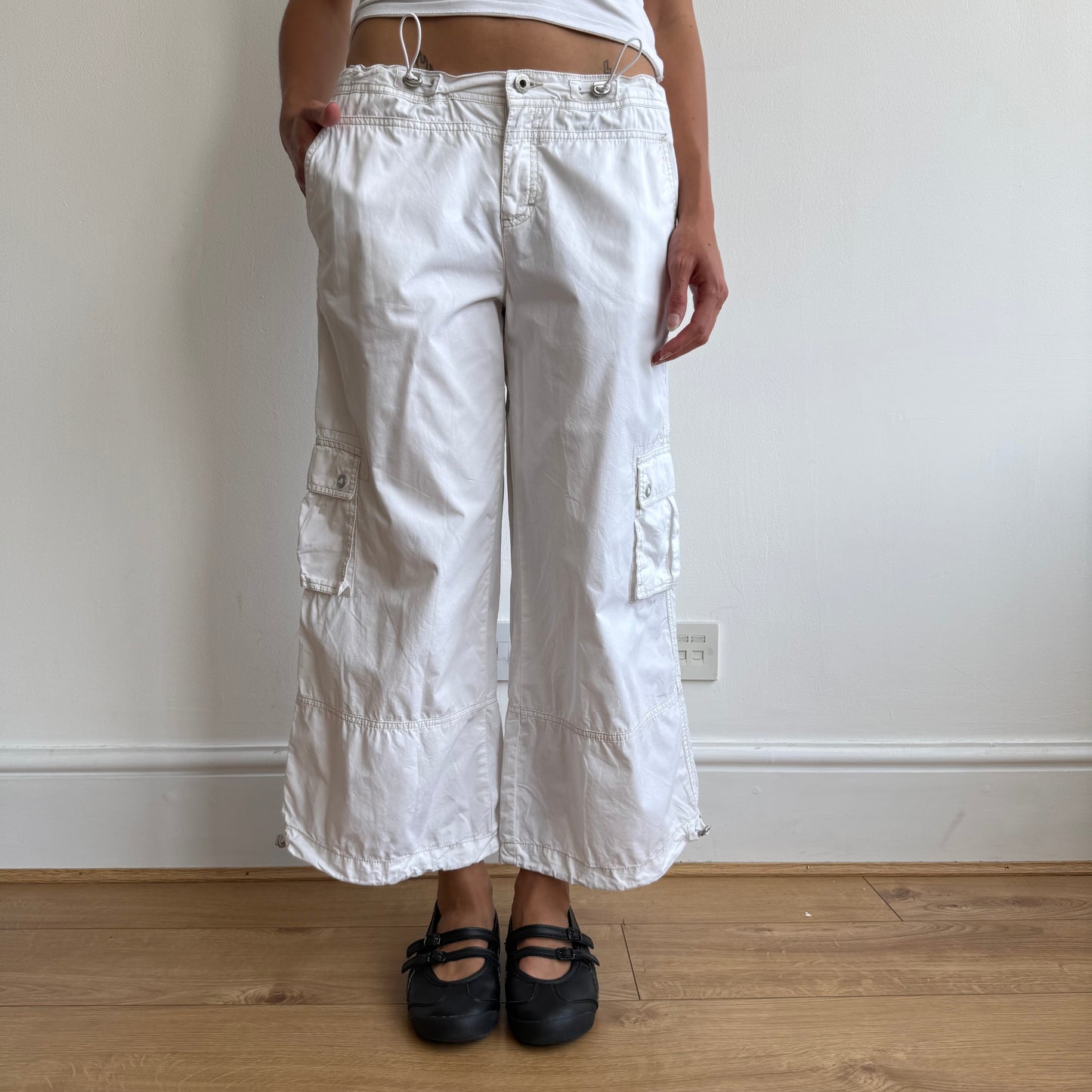 White toggle cargo pocket capris - Size S