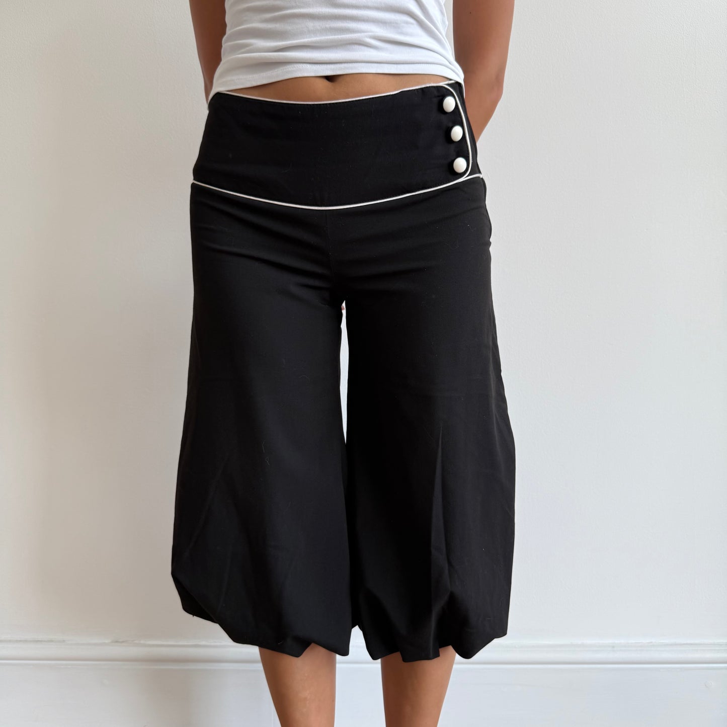 Black + white bubble button capris - Size S
