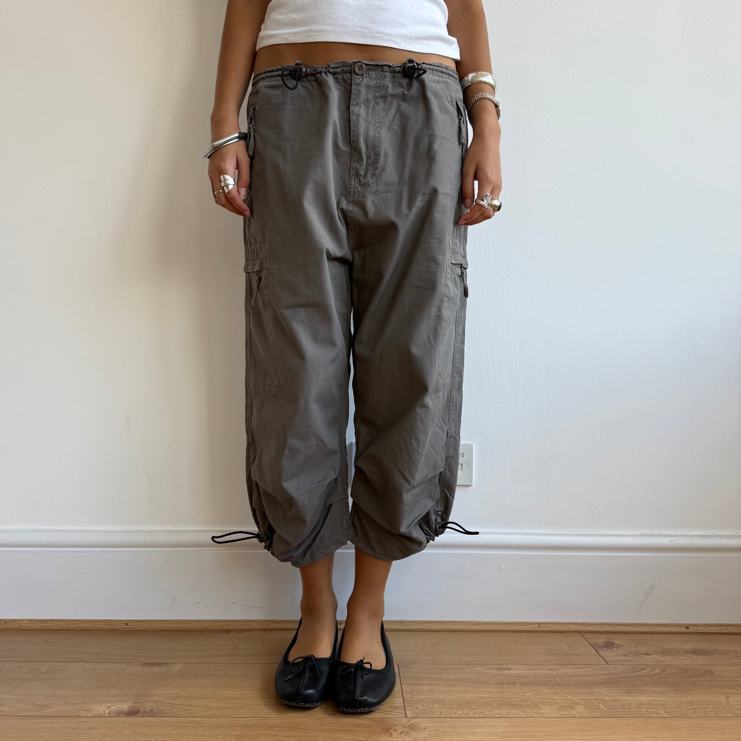 Khaki toggle cargo capris - Size M/L