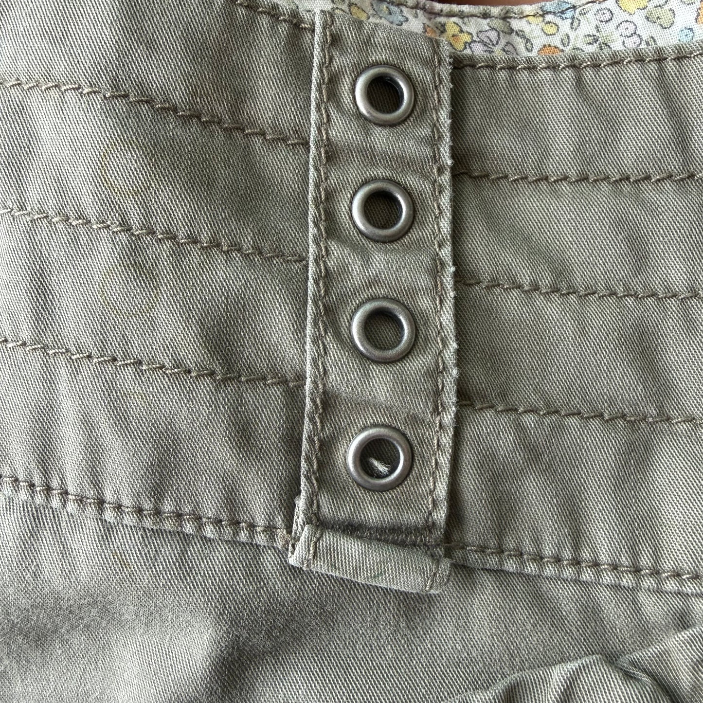 Khaki cargo grommet capris - Size S
