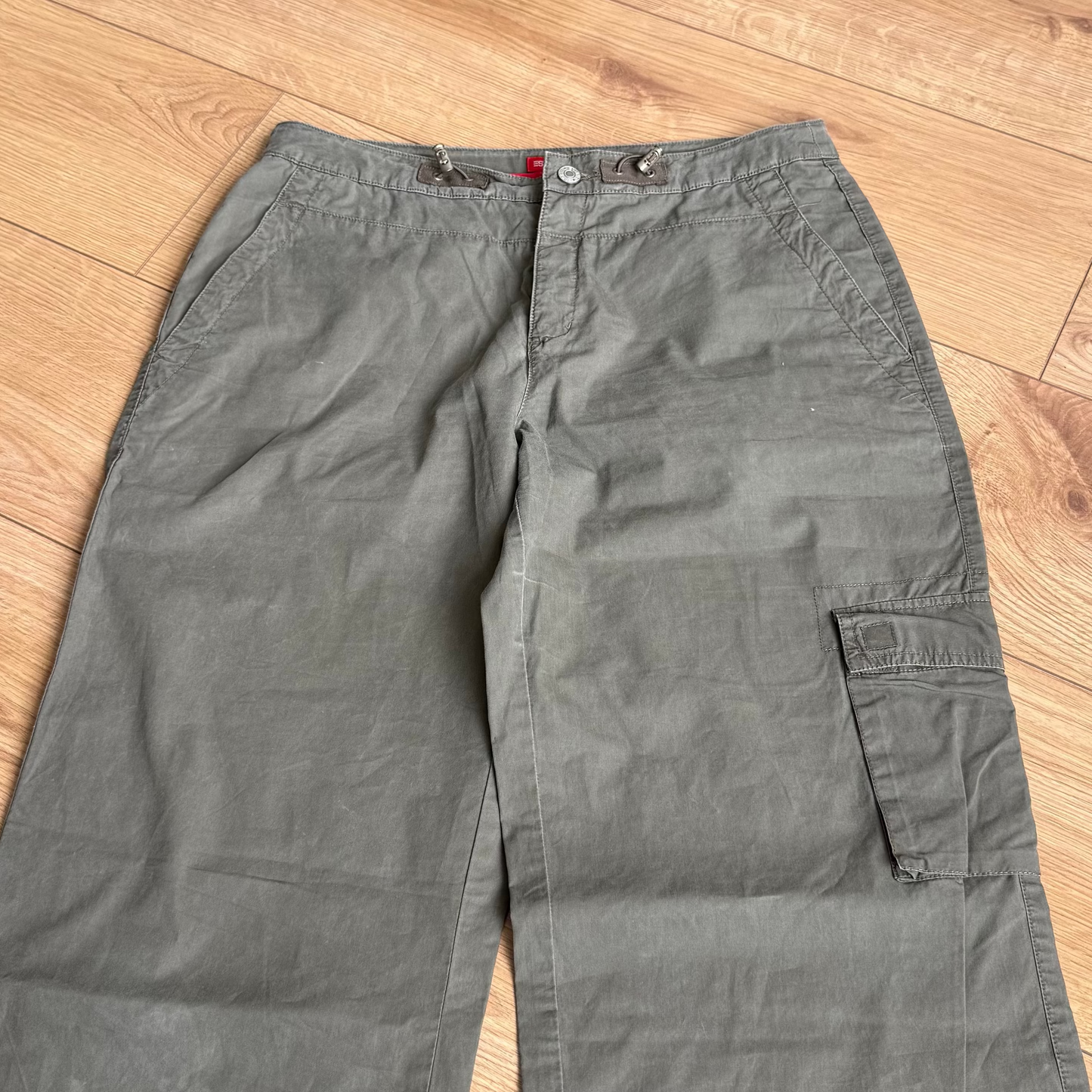 Khaki toggle pocket capris - Size M