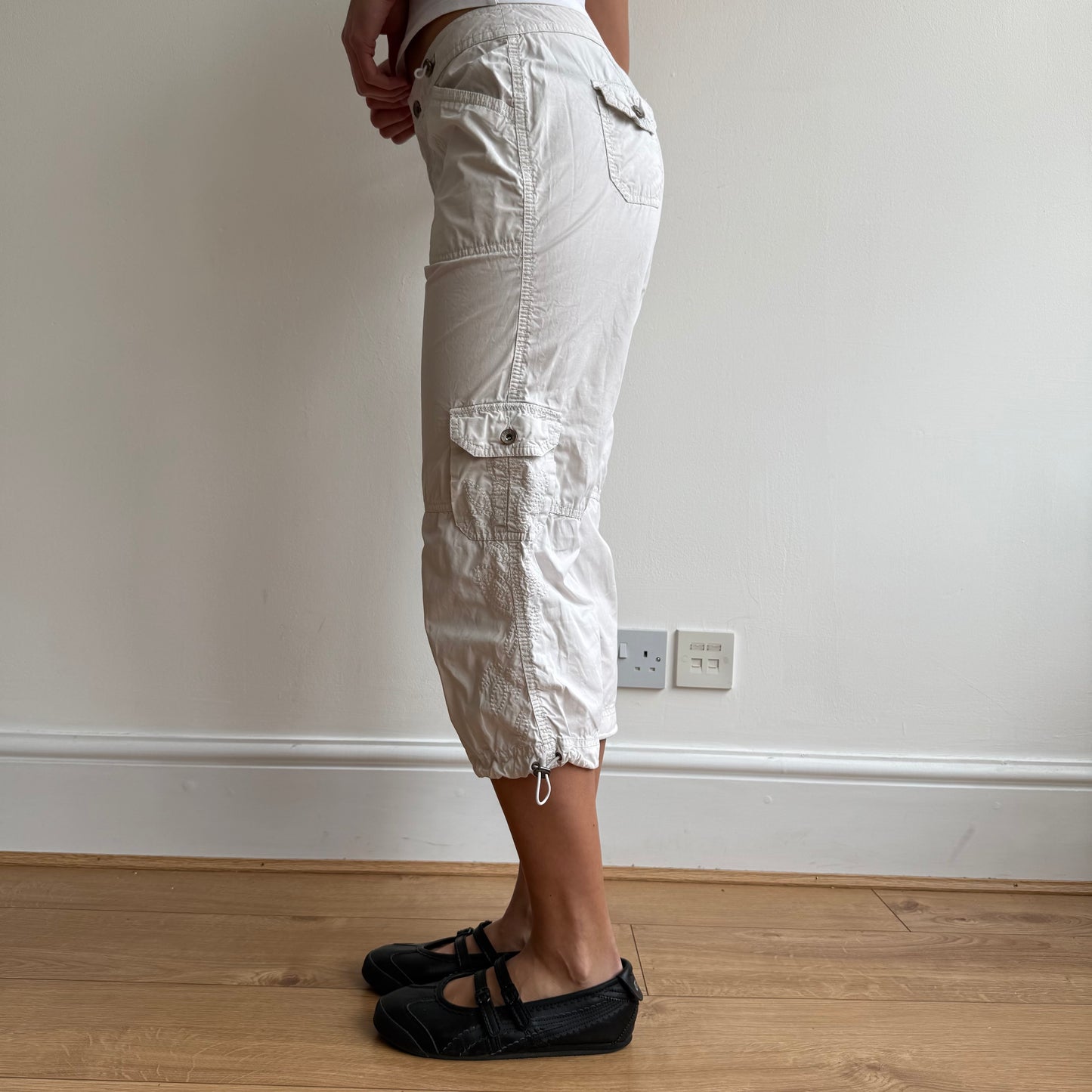 Cream toggle cargo capris - Size S