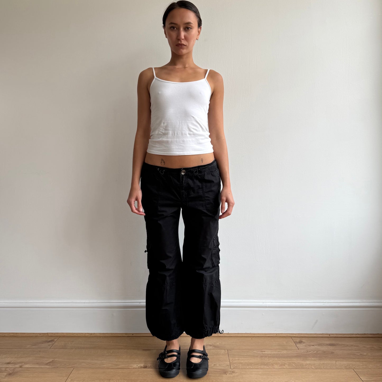 Black toggle cargo capris - Size M