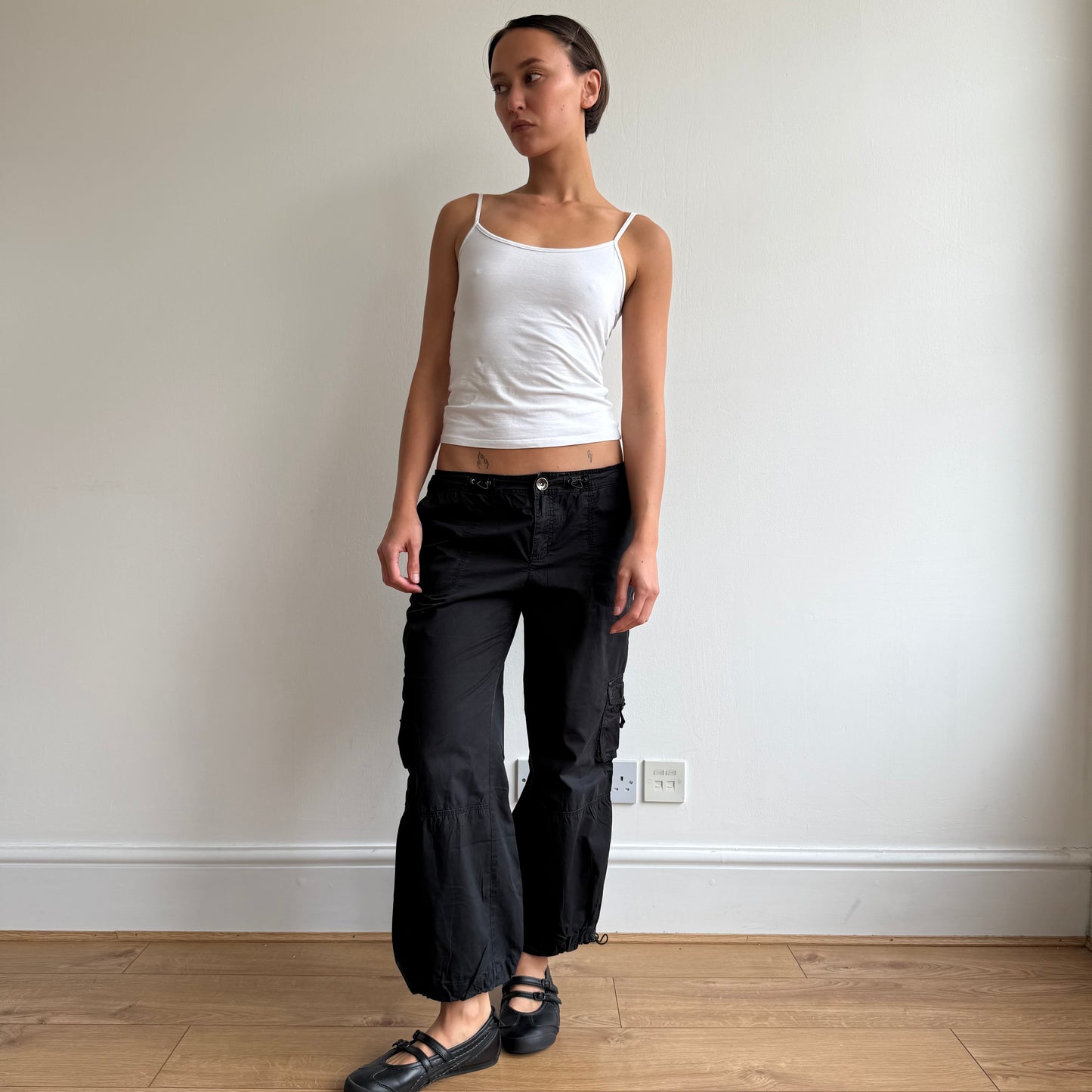 Black toggle cargo capris - Size M