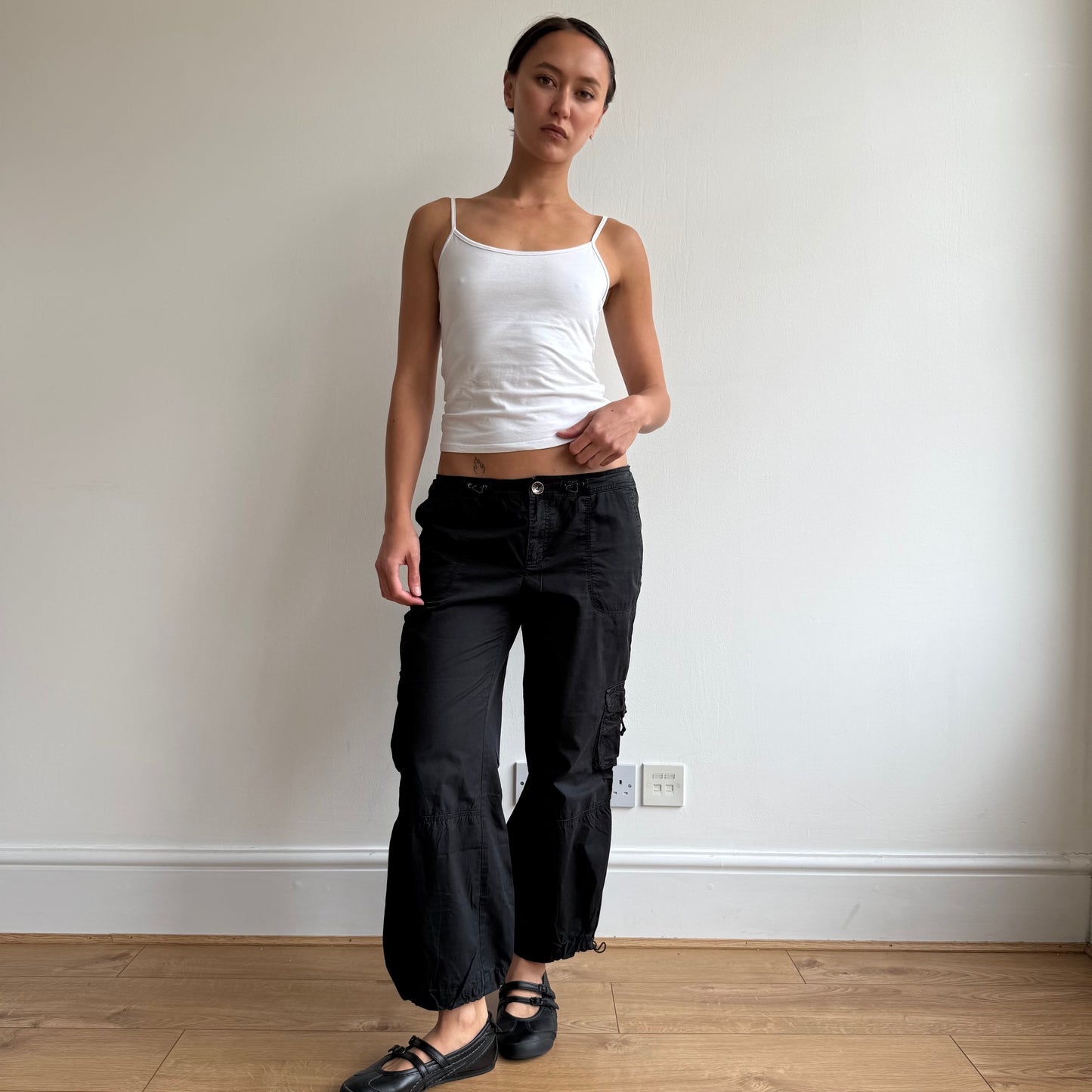 Black toggle cargo capris - Size M