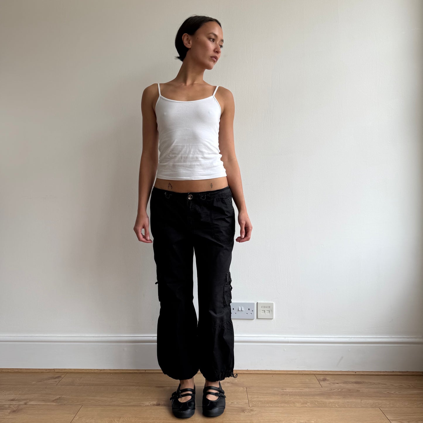 Black toggle cargo capris - Size M