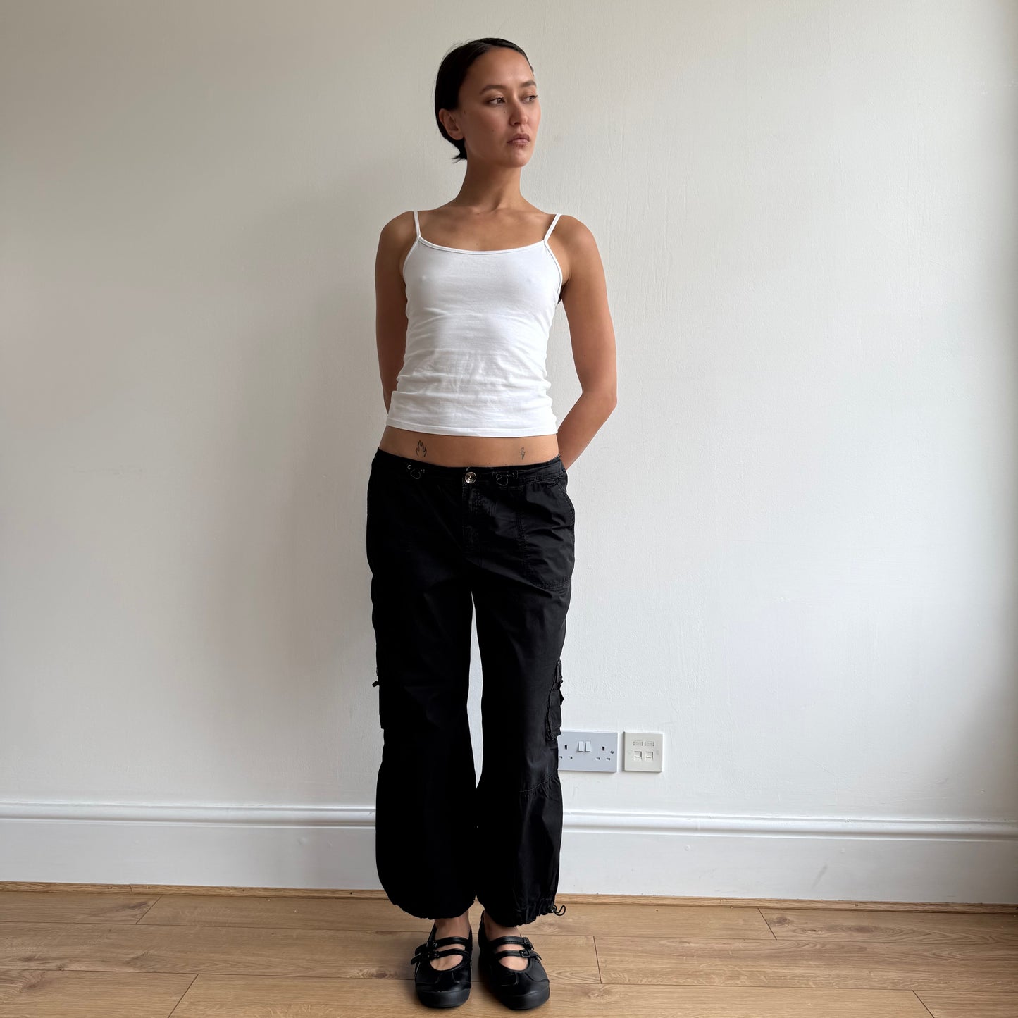 Black toggle cargo capris - Size M
