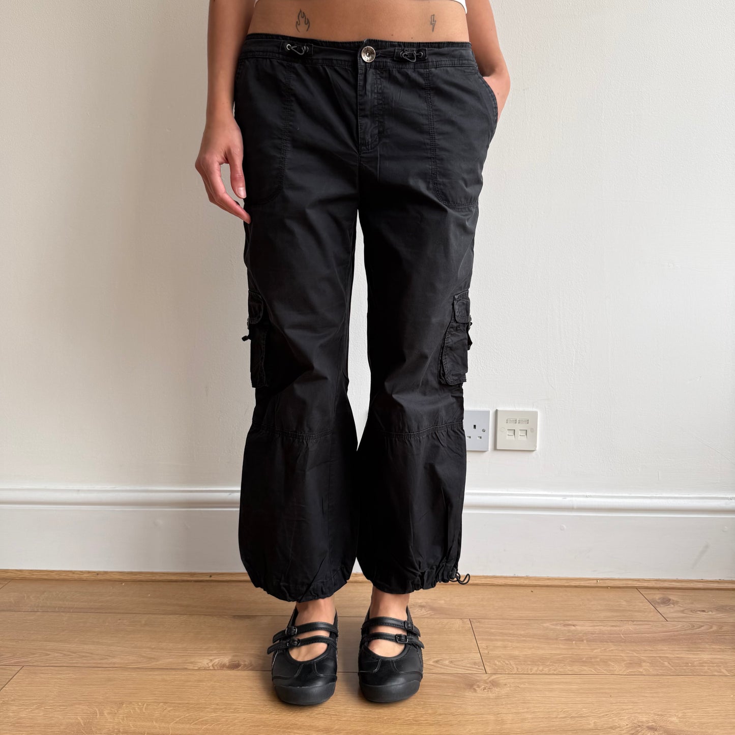 Black toggle cargo capris - Size M