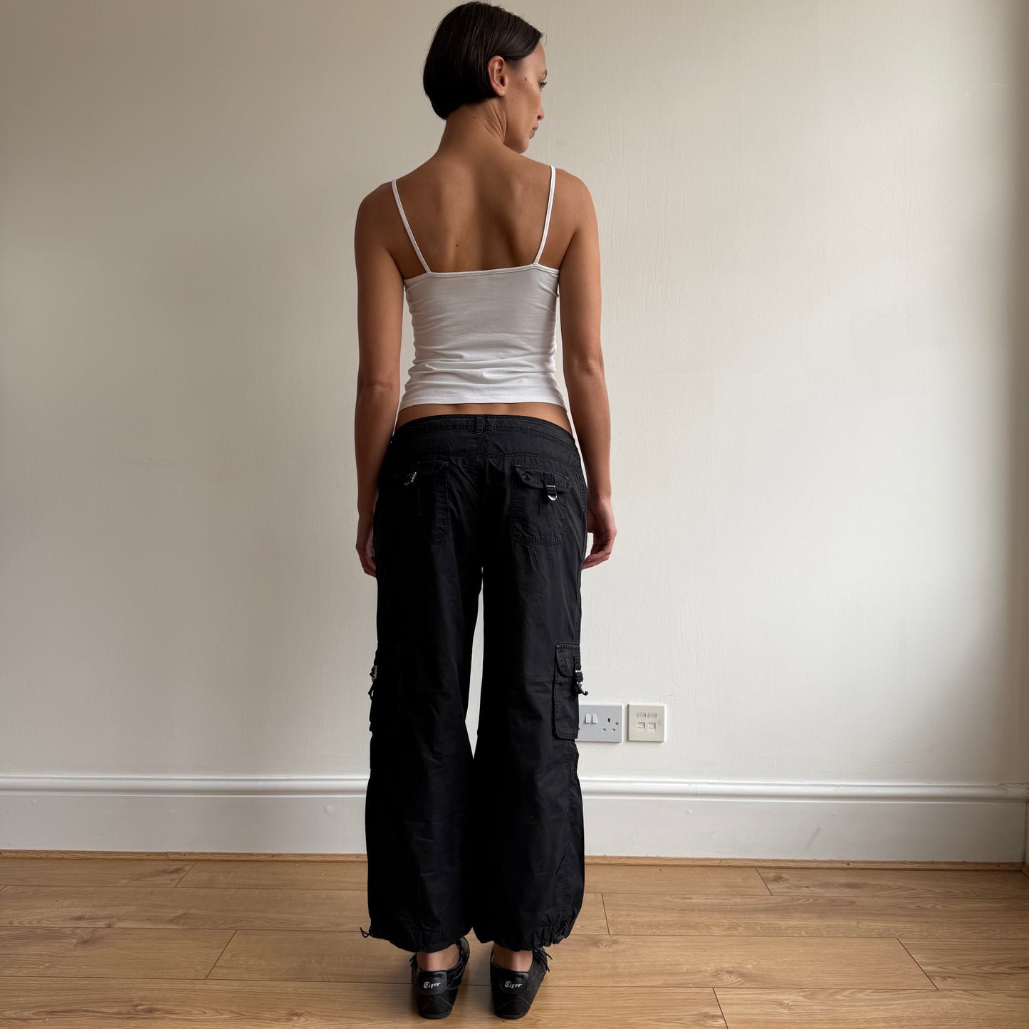 Black toggle cargo capris - Size M