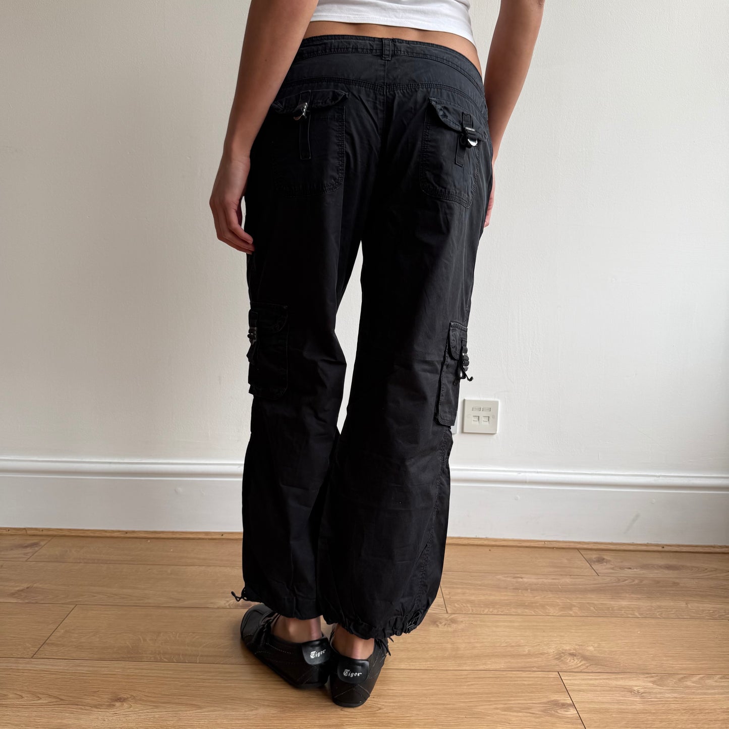 Black toggle cargo capris - Size M