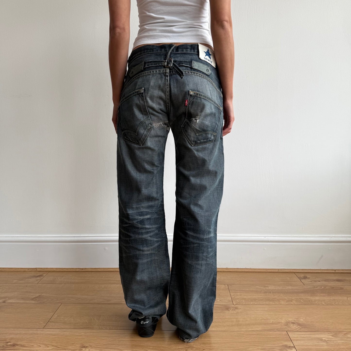 Levi’s star cinch back jeans - Size 31x34
