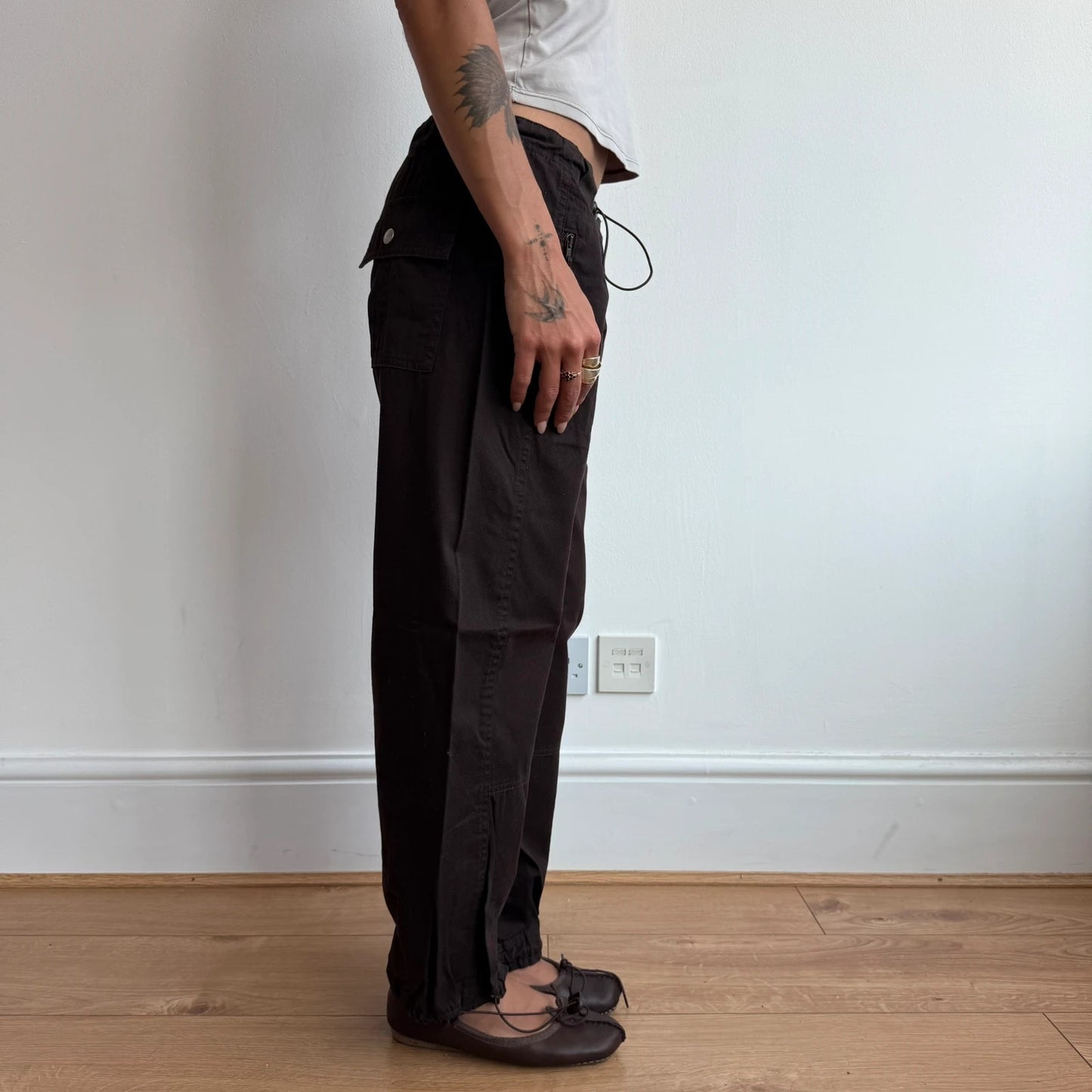 Brown toggle cargo capris - Size S